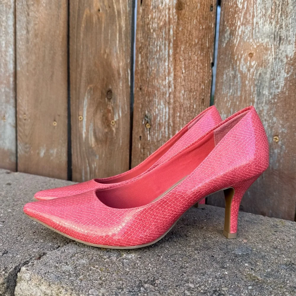COMFORT PLUS Women’s Pink Coral Pointer Toe Snake Print Pump Heel Size 8.5 - Picture 1 of 12